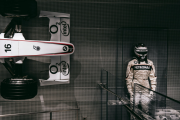 上海18岁加拿大留学（考雅思还是考托福）