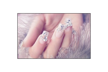 纯色美甲简单中带着时尚，美甲也要简单大方