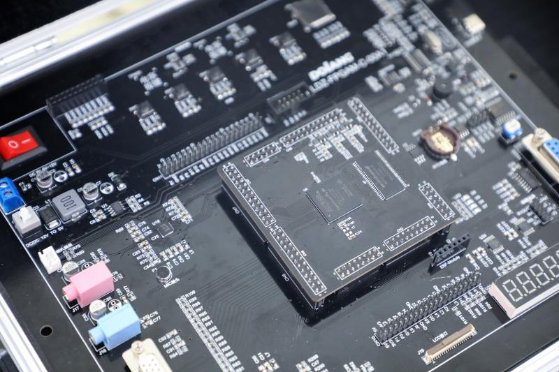 嵌入式开发：在微控制器平台等小型物联网设备上运行 JavaScript