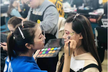 化妆培训学校教你翅膀猫眼妆画法 给你性感长双眸