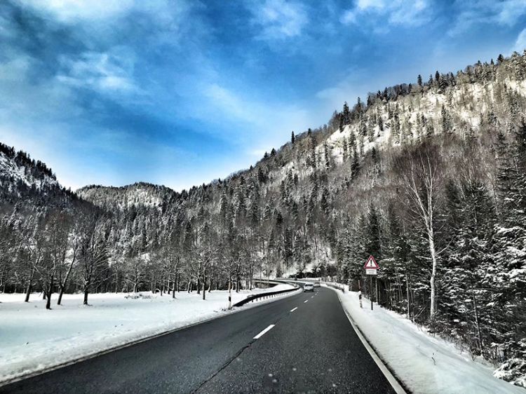 申请德国大学本科需要提交什么材料？本科专业申请时间是什么时候？