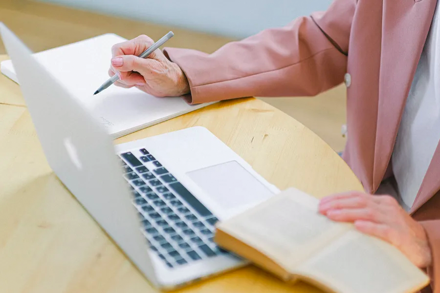 选择哪个留学中介机构办理留学申请比较好？