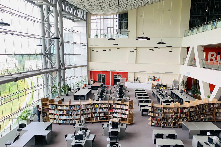 留学美国的中介费用一般是多少钱？