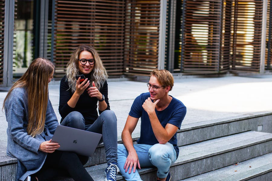 申请出国留学的中介费用一般是多少？