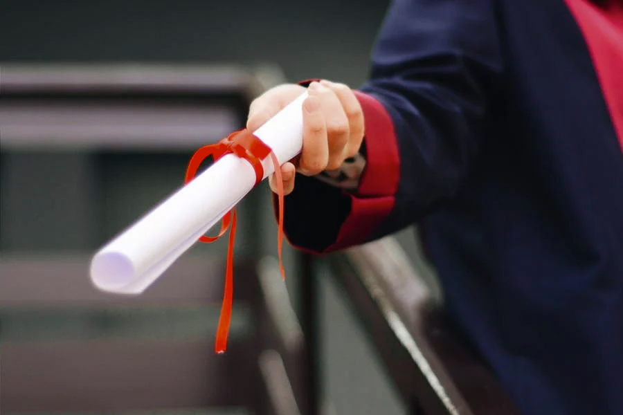 是否需要找留学中介机构办理留学申请？