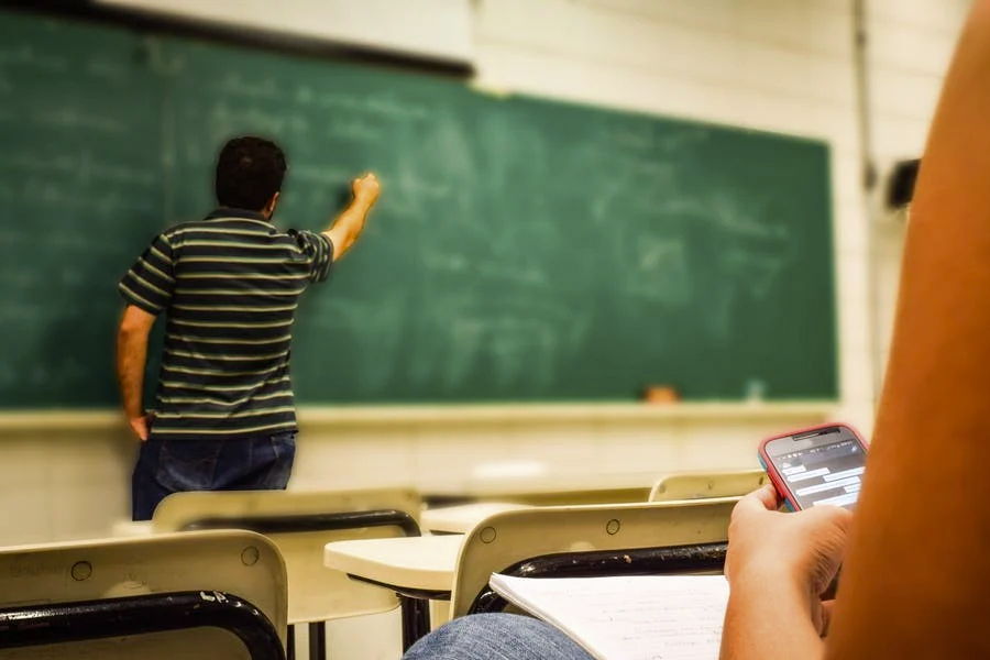 去美国留学的中介费一般需要多少钱？