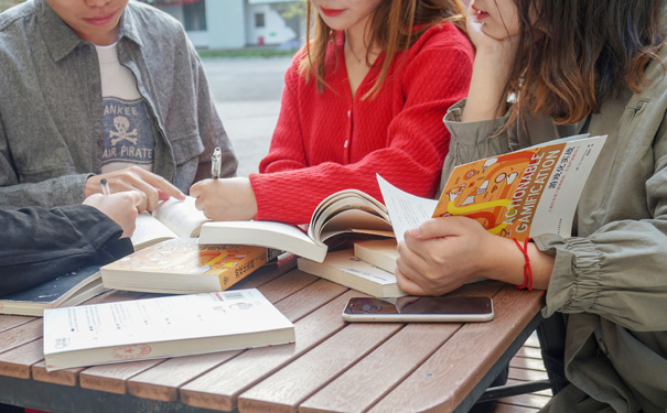 留学中介收取的留学中介费用大概是多少？