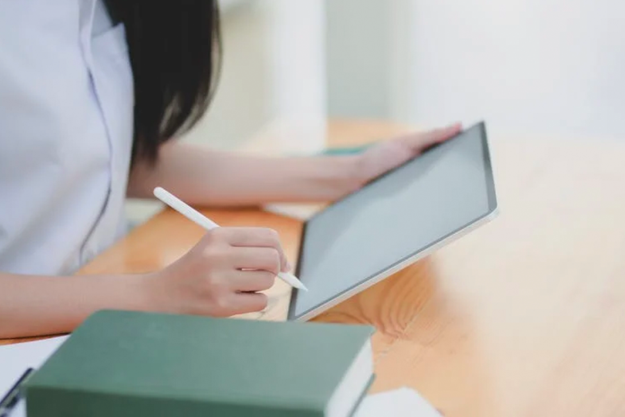 大多数的留学中介机构收取的费用标准是多少？