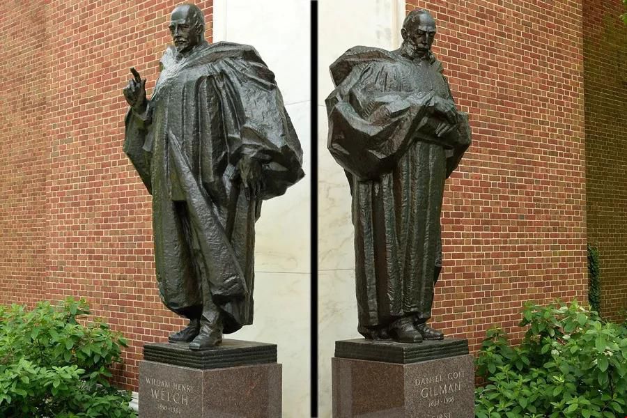 霍普金斯校园里的雕塑