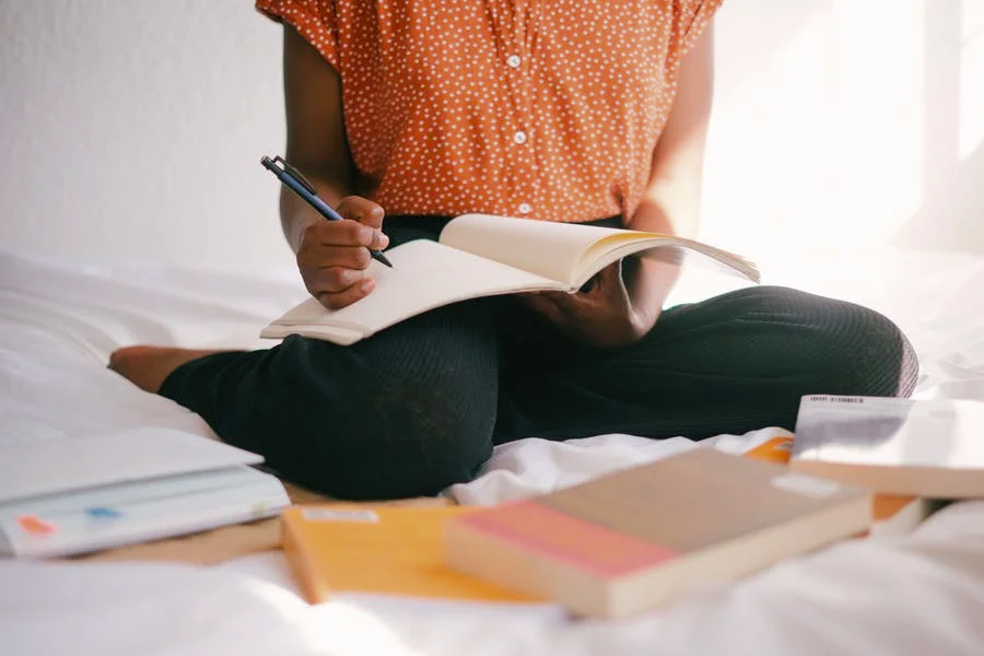 申请英国留学的中介费用大概是多少？