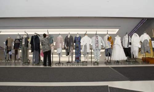 帕森斯设计学院和中央圣马丁哪个好？