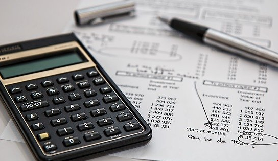 10.5<a></p><p></p><p>斯坦福大学商学院(Graduate School of Business，缩写GSB)开设有以下三种全日制研究生项目，分别是：</p><p>工商管理硕士(MBA Program)</p><p>商学硕士项目(MSx Program)</p><p>商学博士项目(PhD Program)</p><p><strong>一、斯坦福商学院申请条件之工商管理硕士</strong></p><p>1、语言要求：</p><p>TOEFL总分在100分;</p><p>IELTS总分在7.0分;</p><p>PTE要求68分以上。</p><p>注：语言豁免说明：本科或研究生在纯英语语言国家完成则无需提供语言成绩</p><p>2、GPA要求：最低GPA要求，平均3.73分。</p><p>3、补充说明：</p><p>斯坦福大学商学院MBA项目无需工作经验，不限专业背景，国内应届本科毕业生可以直接申请。要求递交GMAT/GRE成绩，但并无最低GMAT/GRE分数要求。斯坦福商学院MBA最看重申请者的三个要素为：</p><p>思维活力(Intellectual Vitality)</p><p>领导潜能(Demo<em></em>nstrated Leadership Potential)</p><p>个人品质与贡献(Perso<em></em>nal Qualities & Contributions)</p><p><strong>二、斯坦福商学院申请条件之商学博士项目</strong></p><p>1、语言要求：</p><p>TOEFL总分在100分;不接受IELTS成绩。</p><p>2、GPA要求：</p><p>斯坦福大学商学院PhD项目并未规定最低GPA要求，一般研究生院最低分数要求3.0分</p><p>3、补充说明：</p><p>斯坦福大学商学院PhD项目无需工作经验，不限专业背景，国内应届本科毕业生可以直接申请。要求递交GMAT/GRE成绩，但并无最低GMAT/GRE、GPA等分数要求。</p><p><strong>三、斯坦福商学院申请条件之商学硕士项目</strong></p><p>斯坦福大学商学硕士项目(MSx 
Program)为期1年，属全日制授课项目，主要是为有多年管理领导经验者提供的。与MBA项目不同的是，该项目录取的职业中期者有约90人，国际学生占66%，平均工作经验12年，最低也要8年。申请者可同时申请MBA和硕士项目，仅需缴纳一次申请费，约计275美金。基于此，本科应届毕业生基本上是无法申请该项目的。</p><p>以上就是斯坦福商学院申请条件的相关内容。如果您有<a href=