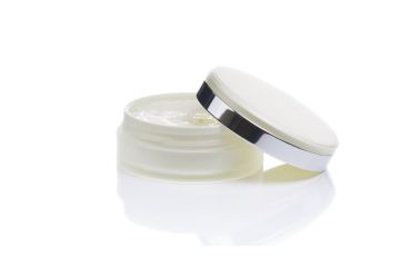 化妆学校分享BB霜涂抹方法 化妆疑难解答