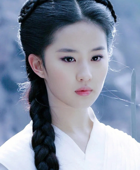 刘亦菲朴信惠示范微整妆 打造完美妆容