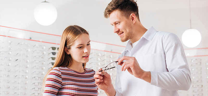 成为专业的眼健康顾问：正规验光师培训机构的综合能力培养